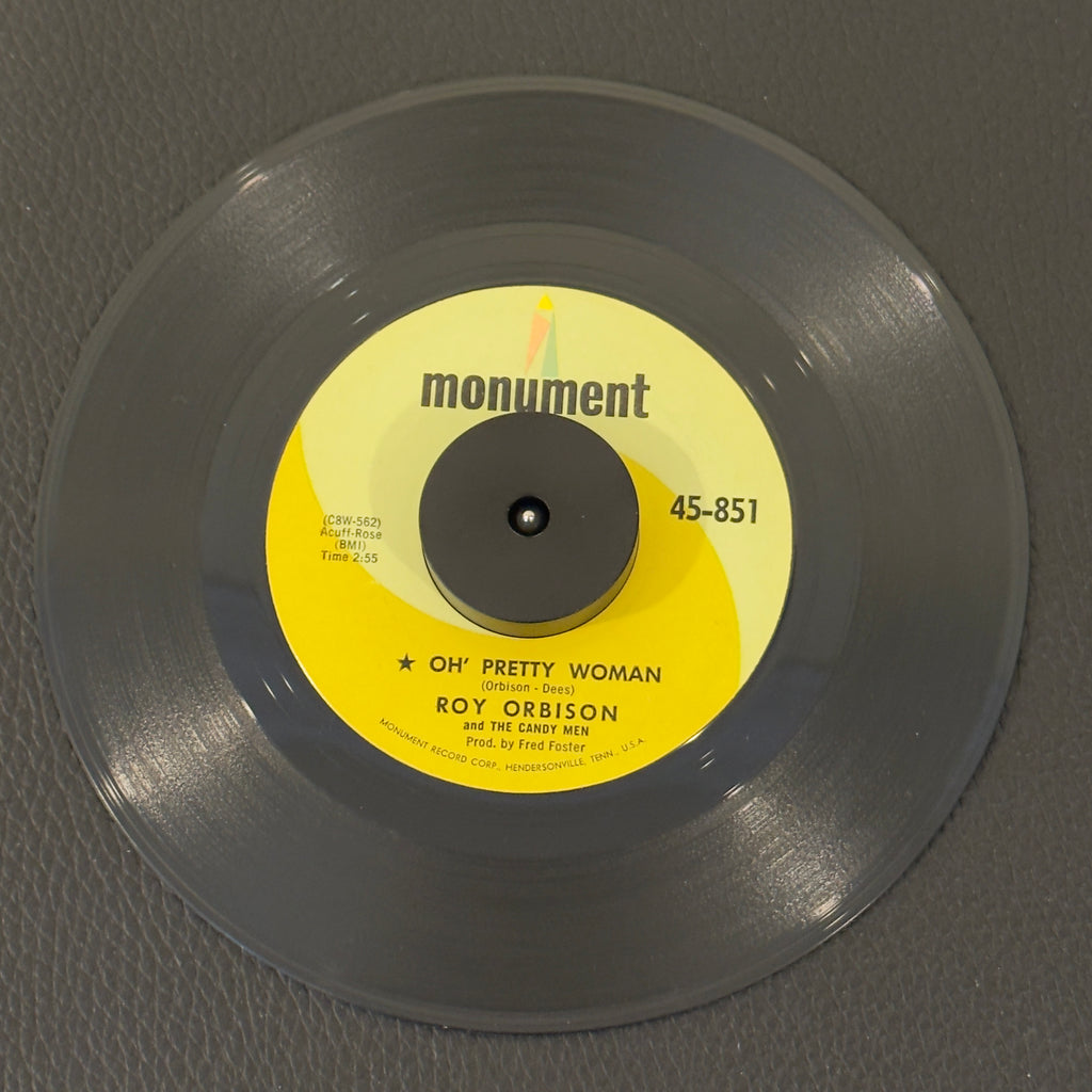 7" vinyl record by Roy Orbison featuring "Oh' Pretty Woman/Yo Te Amo Maria", released on Monument (45-851), in VG (Very Good) condition, classic analog collectable for turntable playback. Monarch Pressing. Original Monument sleeve included.