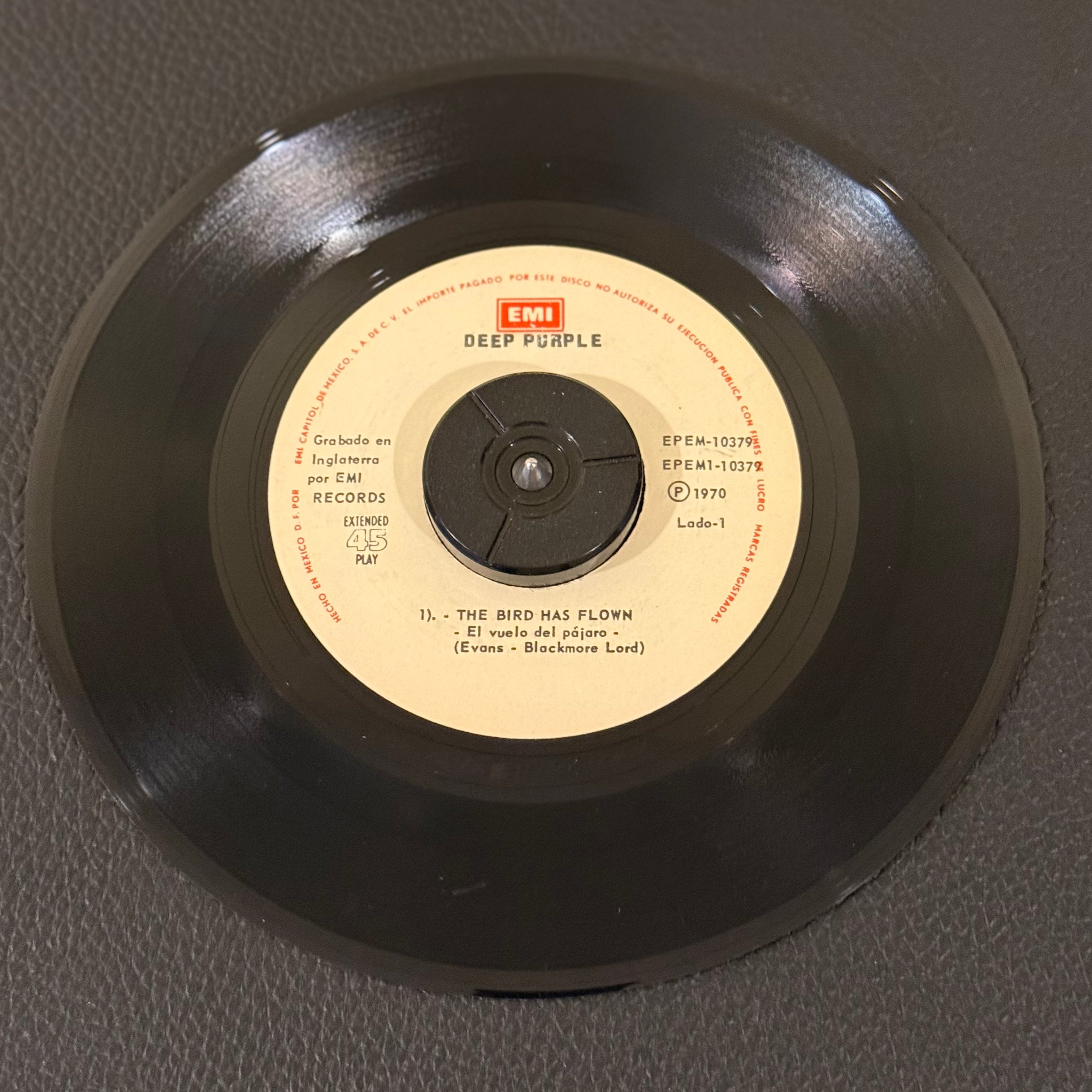 7" vinyl record by Deep Purple featuring "The Bird Has Flown = El Vuelo Del Pajaro/Hallelujah / Help = Auxillo", released on Capitol Records / EMI (EPEM-10379), in VG (Very Good) condition, classic analog collectable for turntable playback. Mexican Reissue. Pic Sleeve Included!